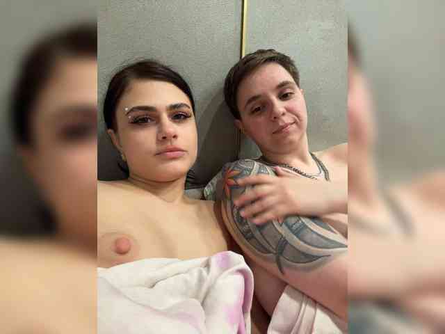 Kris-and-Vanessa webcam