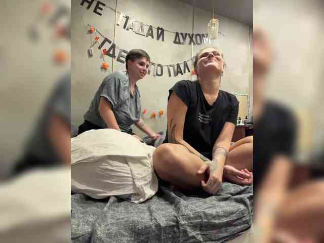 Kris-and-Vanessa webcam