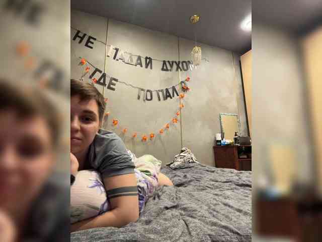 kris-and-vanessa's live room