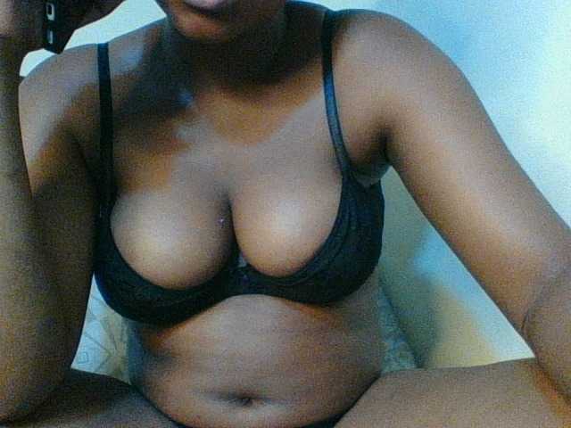 Kishylovee live cam on BongaCams