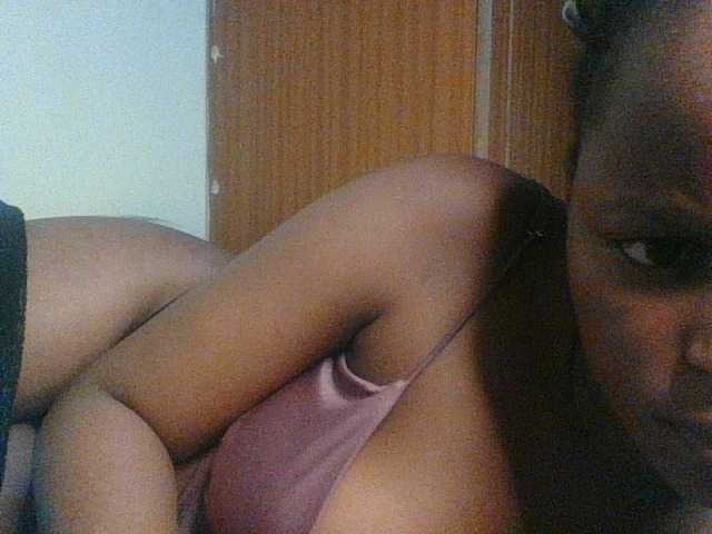 Kishylovee live cam on BongaCams