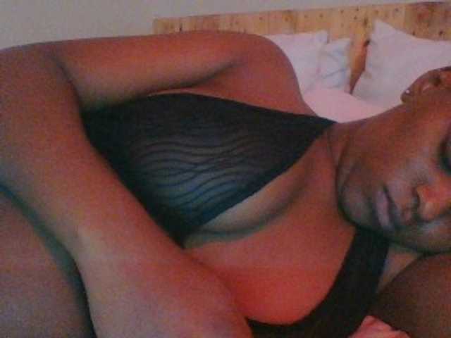 Kishylovee live cam on BongaCams
