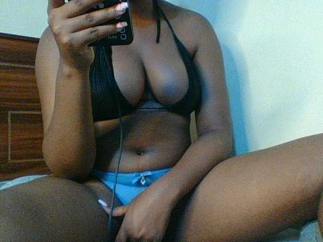Kishylovee live cam on BongaCams