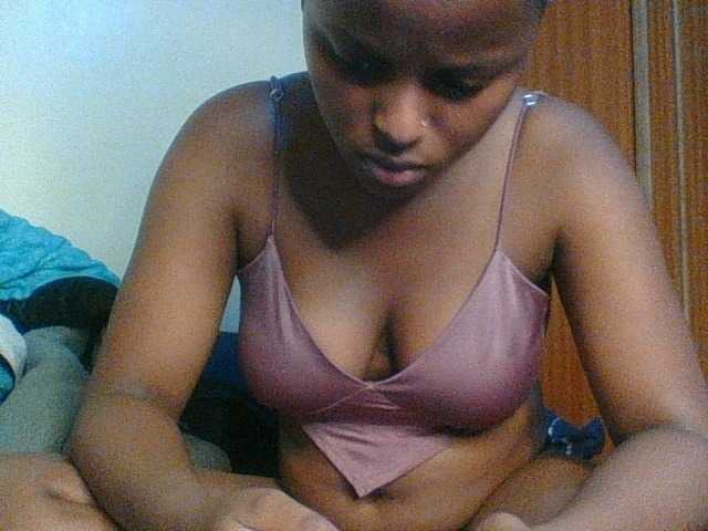 Kishylovee live cam on BongaCams