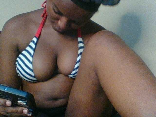 Kishylovee live cam on BongaCams