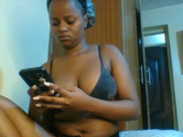 Kishylovee live cam on BongaCams