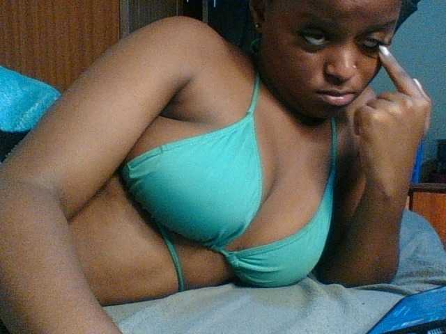 Kishylovee live cam on BongaCams