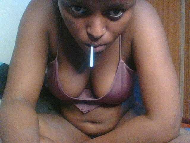 Kishylovee live cam on BongaCams