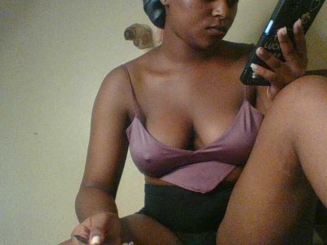 Kishylovee live cam on BongaCams