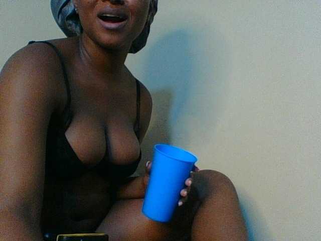 Kishylovee live cam on BongaCams
