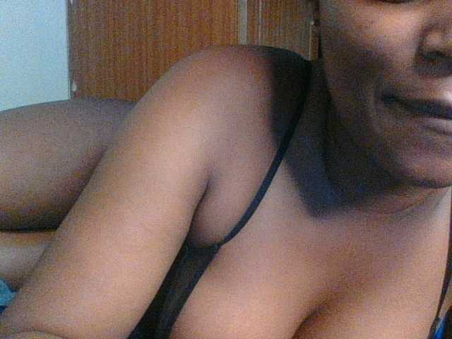 Kishylovee live cam on BongaCams