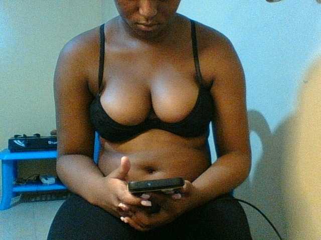 Kishylovee live cam on BongaCams