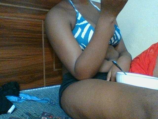 Kishylovee live cam on BongaCams