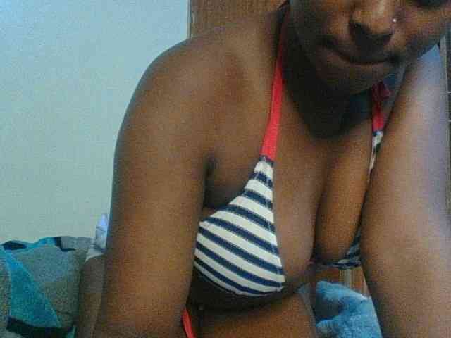 Kishylovee Live Webcam on BongaCams