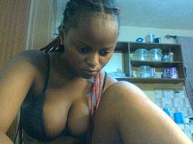 Kishylovee Live Webcam on BongaCams