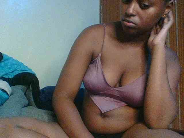 Kishylovee Live Webcam on BongaCams