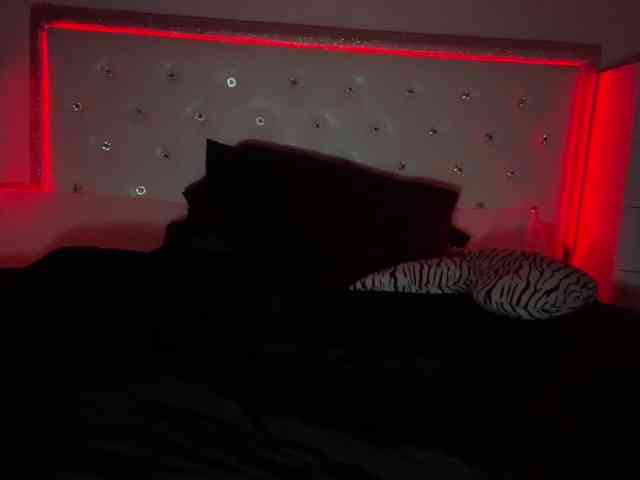 Onlygirlintheworld webcam