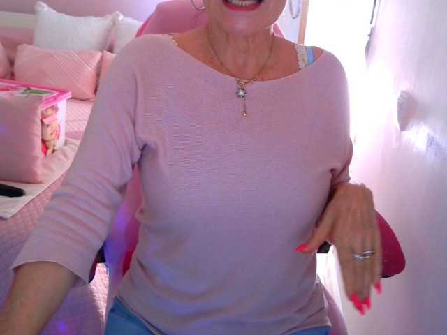 le modèle NinaNoblesse est en webcam porno dans un show sur le site bongacams, il possède les tags suivants: White/Caucasian,Brunette,Shaved