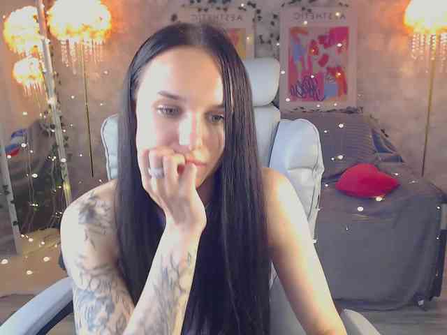 NicoleMerz webcam