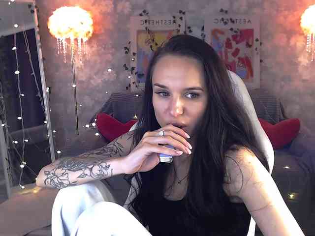 NicoleMerz webcam