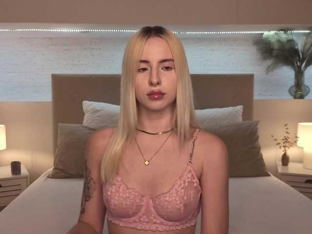 Bella-crazyy live cam on BongaCams