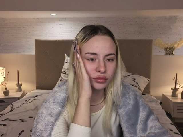 Bella-crazyy live cam on BongaCams