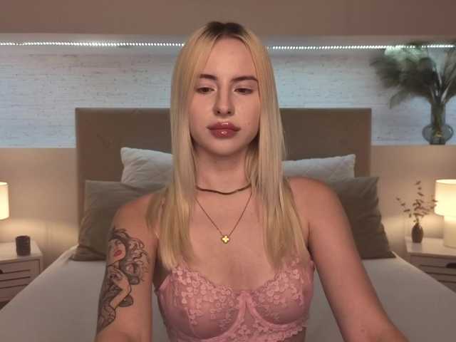 Bella-crazyy live cam on BongaCams