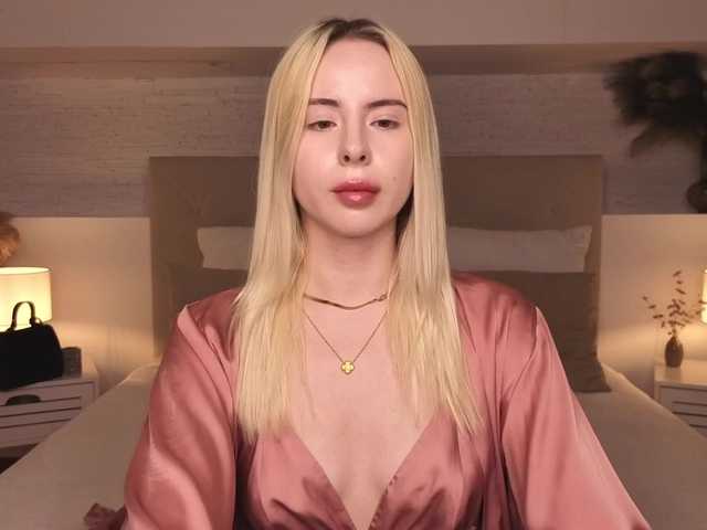Bella-crazyy live cam on BongaCams