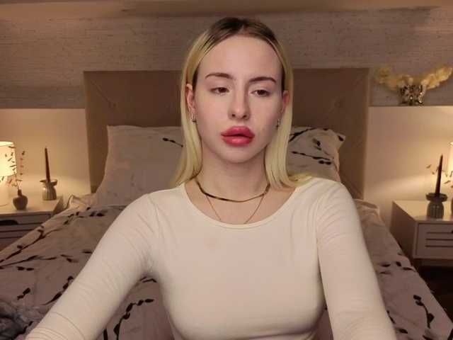 Bella-crazyy live cam on BongaCams