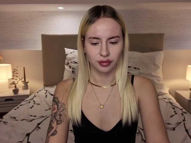 Bella-crazyy live cam on BongaCams