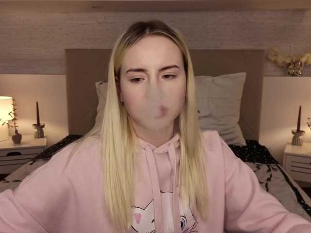 Bella-crazyy live cam on BongaCams