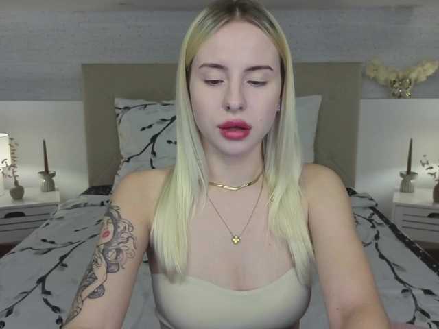 Bella-crazyy live cam on BongaCams