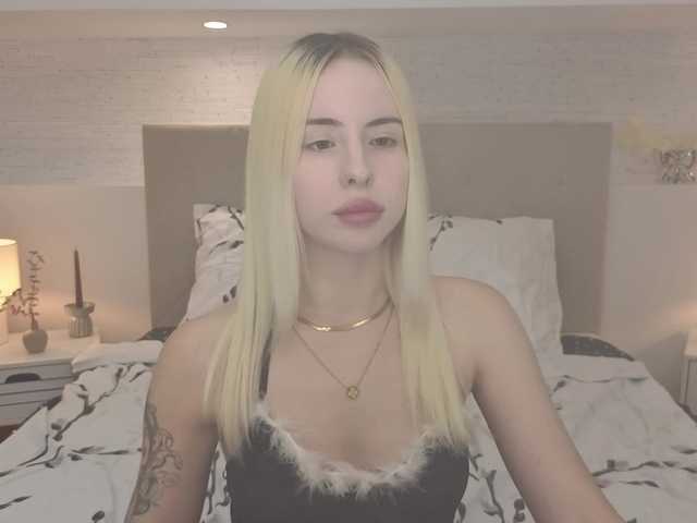 Bella-crazyy live cam on BongaCams