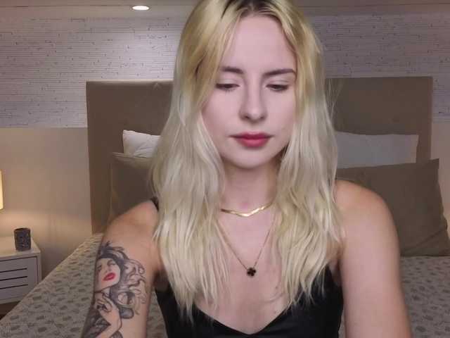 Bella-crazyy live cam on BongaCams