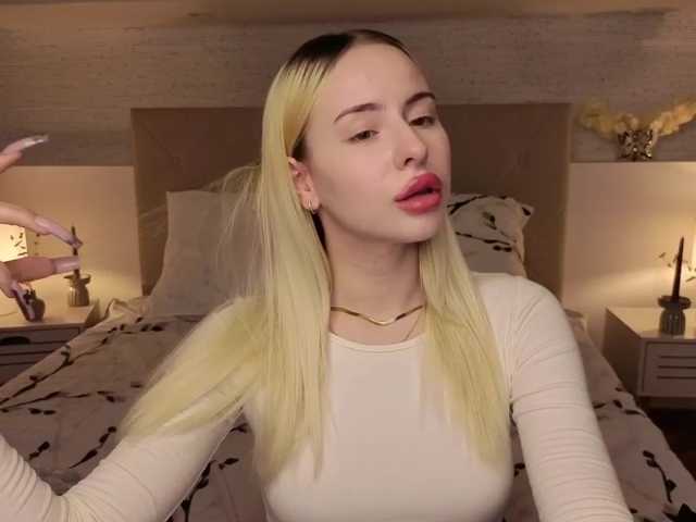 Bella-crazyy, en directo ahora en BongaCams