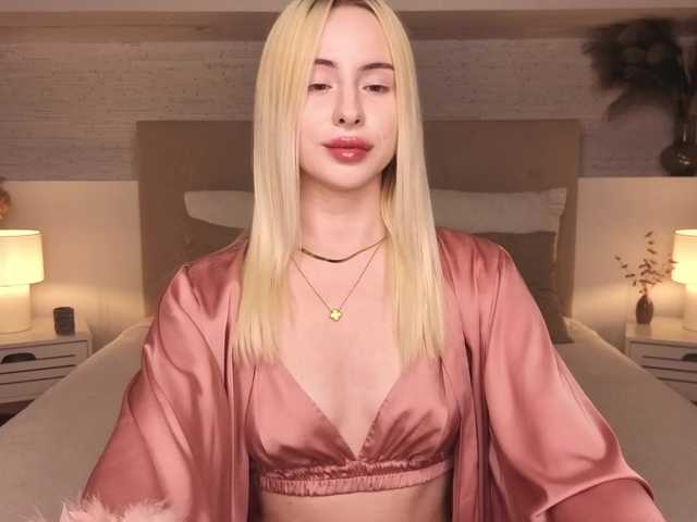 Bella-crazyy live cam on BongaCams