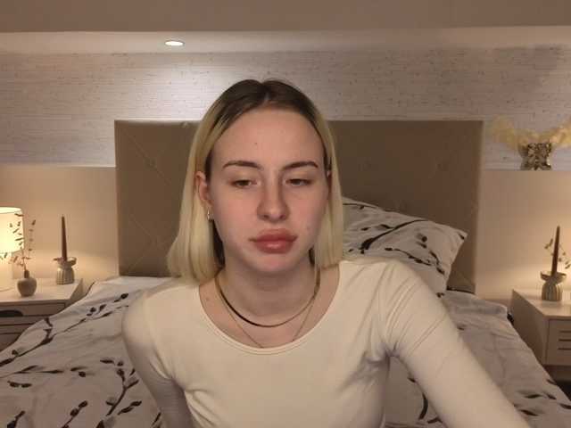 Bella-crazyy live cam on BongaCams