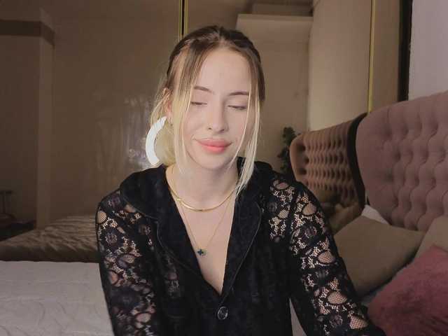 Bella-crazyy live cam on BongaCams