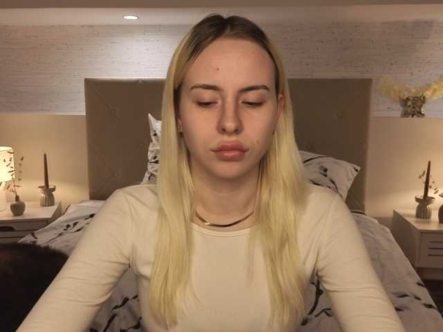 Bella-crazyy live cam on BongaCams