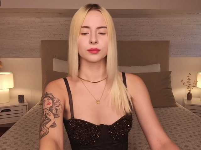 Bella-crazyy live cam on BongaCams
