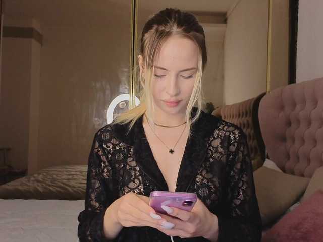 Bella-crazyy live cam on BongaCams
