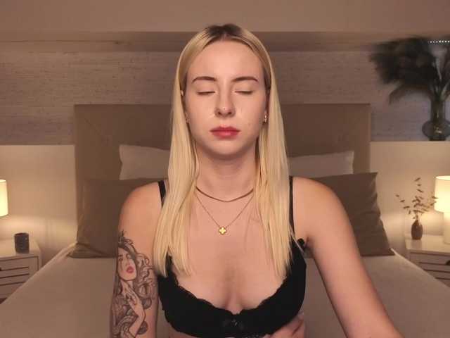 Bella-crazyy live cam on BongaCams