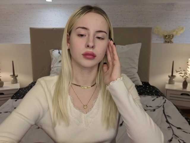 Bella-crazyy live cam on BongaCams