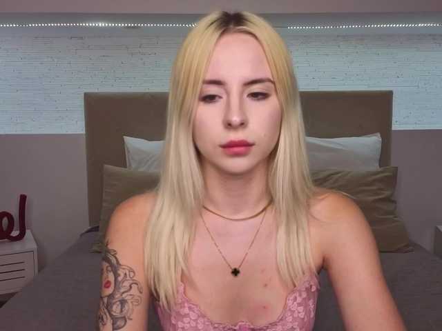 Bella-crazyy live cam on BongaCams