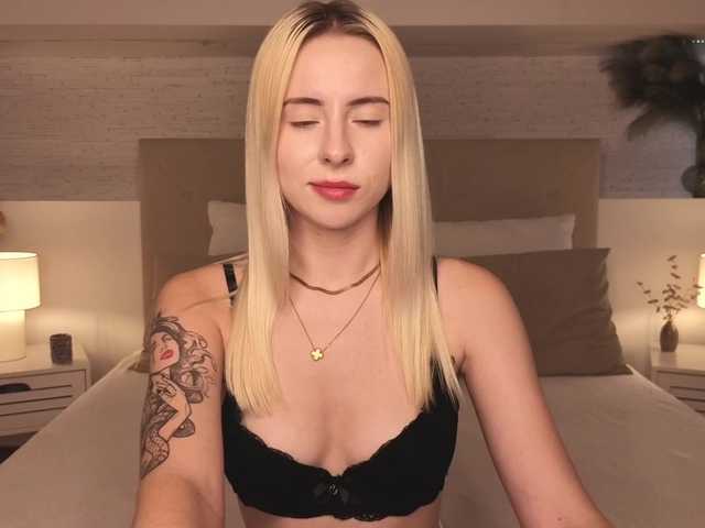 Bella-crazyy live cam on BongaCams