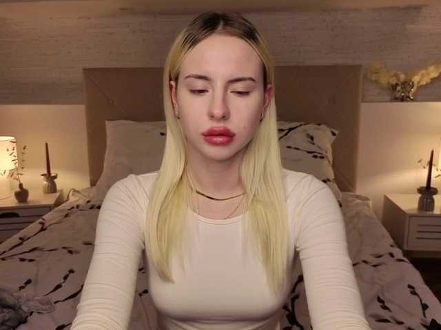 Bella-crazyy, en directo ahora en BongaCams
