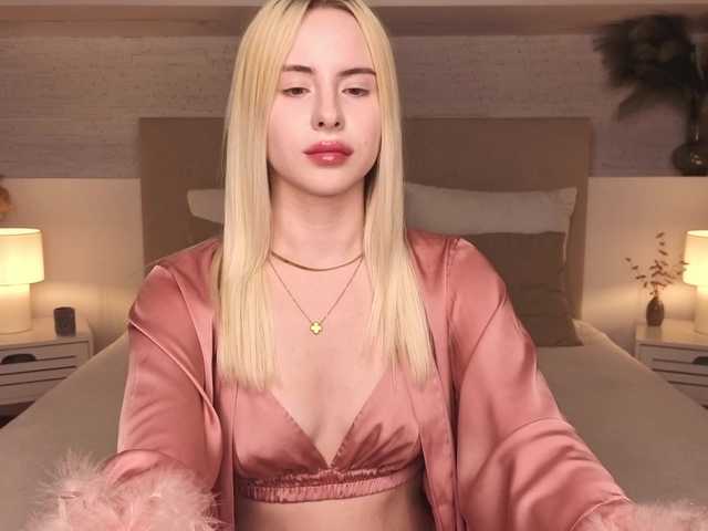 Bella-crazyy live cam on BongaCams