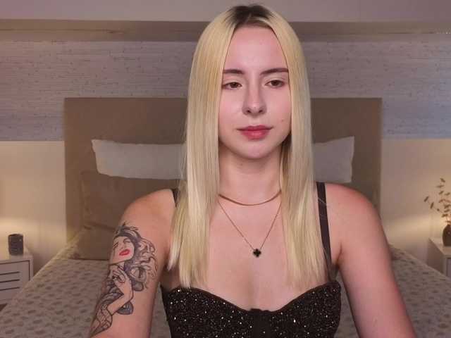 Bella-crazyy live cam on BongaCams