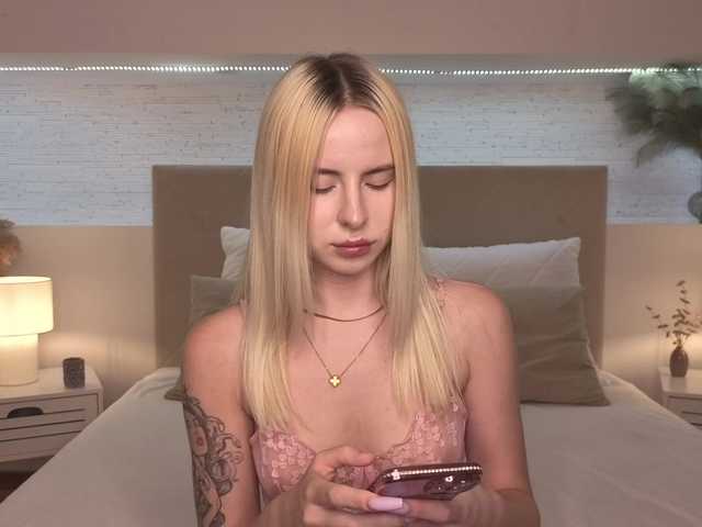 Bella-crazyy live cam on BongaCams