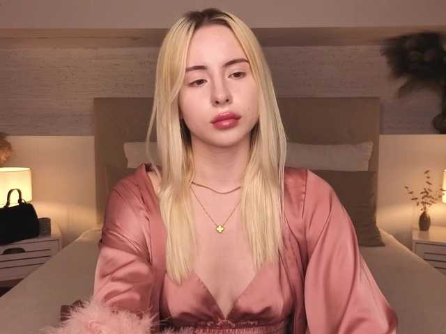 Bella-crazyy live cam on BongaCams